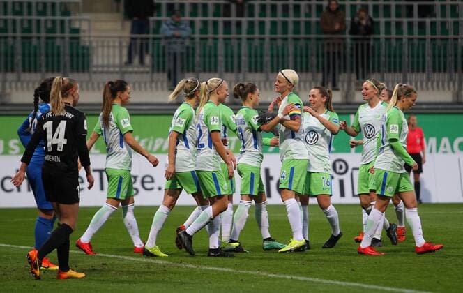 VfL vs Frankfurt Women Wolfsburg Germany 12 11 2017 FOOTBALL VfL Wolfsburg vs 1 FFC Frankfurt 1 Allianz Women Bundesliga Season 2017 18 Picture shows Pernille Harder VfL Wolfsburg is cheering with the team for their goal to Wolfsburg