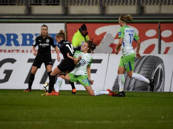 Fight between Jackie Groenen 14 Frankfurt and Tessa Wullaert Wolfsburg 10 171112 WOLFSBURG GERMANY Soccer Allianz Women Bundesliga 8 Gameday VfL Wolfsburg vs 1 FFC Frankfurt on 12 November 2017 in AOK Stadium in Wolfsburg Germany xPW001F2Px