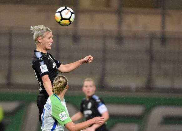 Sophie Schmidt 12 Frankfurt 171112 WOLFSBURG GERMANY Soccer Allianz Women Bundesliga 8 Gameday VfL Wolfsburg vs 1 FFC Frankfurt on 12 November 2017 in AOK Stadium in Wolfsburg Germany xPW001F2Px