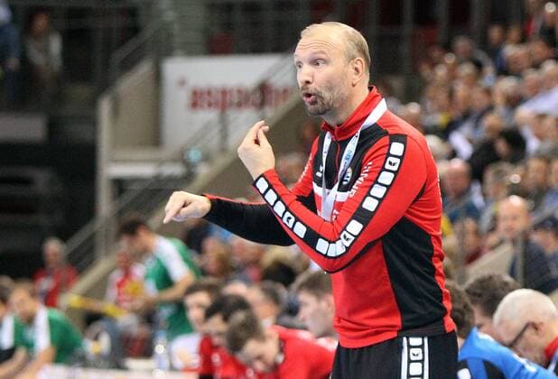 v left coach Hartmut Mayerhoffer SG BBM Bietigheim are gesturing instructions gesticulate gestures with the poor gives DKB 2 Handball Bundesliga SG BBM Bietigheim DJK Rimpar Wolves xfskrx