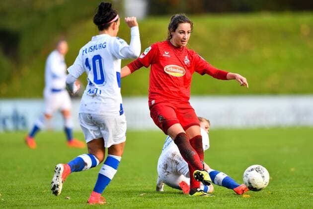 Julia Arnold Cologne 31 plays the ball before Sofia Nati MSV 10 Football Allianz Women Bundesliga MSV Duisburg 1 FC Cologne xmkx