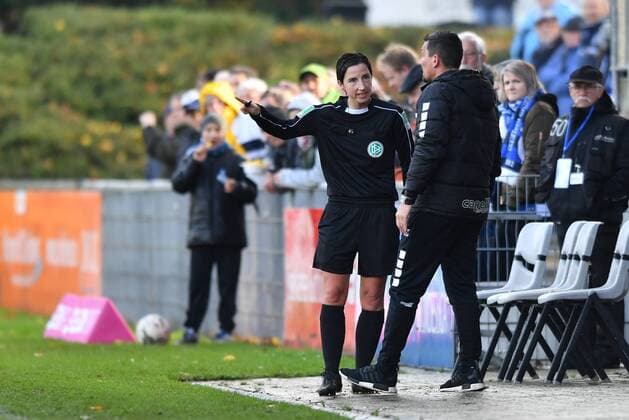 Referee Karin Rafalski in dialogue with Christian Franz Pohlmann Coach Head coach MSV on the sideline Soccer Allianz Women Bundesliga MSV Duisburg 1 FC Cologne xmkx