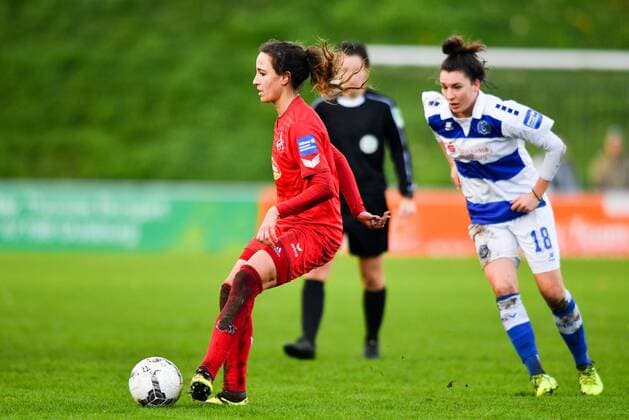 Julia Arnold Köln 31 fits the ball in midfield Soccer Allianz Women Bundesliga MSV Duisburg 1 FC Cologne xmkx