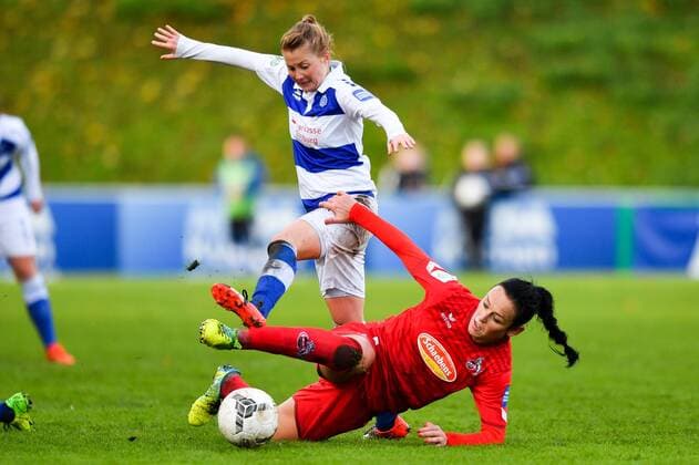 Peggy Nietgen Cologne 21 can clear the ball in midfield in front of Vanessa Martini MSV 22 Soccer Allianz Women Bundesliga MSV Duisburg 1 FC Cologne xmkx