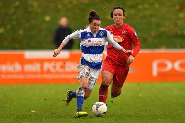 Barbara Dunst MSV 18 in the forward run Peggy Nietgen Cologne 21 Soccer Allianz Women Bundesliga MSV Duisburg 1 FC Cologne xmkx