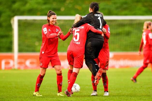 Cheers Happy celebrate cheer Goal Celebration 1 FC Cologne Marie Pyko Cologne 26 Anna Kirschbaum Cologne 5 Goalkeeper Anne Kathrine Kremer Anka Kremer Goalkeeper Cologne 1 joins in jumping to Soccer Allianz Women Bundesliga MSV Duisburg 1 FC Cologne xmkx