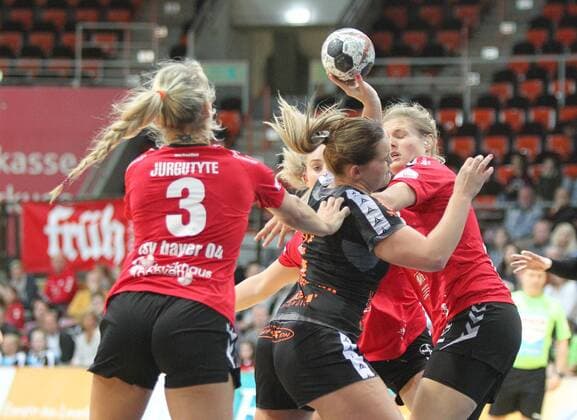 The players of Bad Wildungen Vipers block an attack by Vanessa Fehr Leverkusen 16 left w3 at the match Bayer 04 Leverkusen vs Bad Wildungen Vipers Handball Women 1 Bundesliga 12 11 2017 Leverkusen Copyright: xMarioxHommesx Eibner-Pressefotox EP_mhs