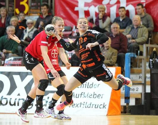 Miranda Schmidt Robben Bad Wildungen 11 jumps into the circle and throws on goal at the match Bayer 04 Leverkusen vs Bad Wildungen Vipers Handball Women 1 Bundesliga 12 11 2017 Leverkusen Copyright: xMarioxHommesx Eibner-Pressefotox EP_mhs
