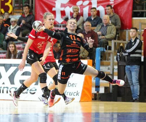 Miranda Schmidt Robben Bad Wildungen 11 jumps into the circle and throws on goal at the match Bayer 04 Leverkusen vs Bad Wildungen Vipers Handball Women 1 Bundesliga 12 11 2017 Leverkusen Copyright: xMarioxHommesx Eibner-Pressefotox EP_mhs