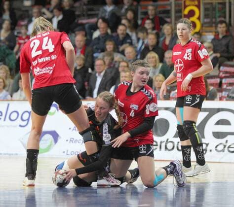 In the fight for the ball are Tamara Haggerty Bad Wildungen 5 and Anna Seidel Leverkusen 4 at the bottom left Anouk van de Wiel Leverkusen 24 and rects watched Jennifer Rode Leverkusen 43 at the match Bayer 04 Leverkusen vs Bad Wildungen Vipers Handball Women 1 Bundesliga 12 11 2017 Leverkusen Copyright: xMarioxHommesx Eibner-Pressefotox EP_mhs