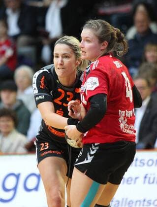 v l Laura Vasilescu Bad Wildungen 23 and Anna Seidel Leverkusen 4 in the fight for the ball at the match Bayer 04 Leverkusen vs Bad Wildungen Vipers Handball Women 1 Bundesliga 12 11 2017 Leverkusen Copyright: xMarioxHommesx Eibner-Pressefotox EP_mhs