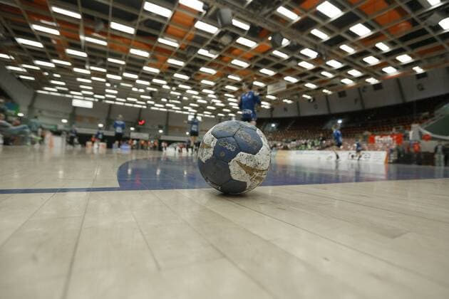 One ball is lying on the sidelines at the match Bayer 04 Leverkusen vs Bad Wildungen Vipers Handball Women 1 Bundesliga 12 11 2017 Leverkusen Copyright: xMarioxHommesx Eibner-Pressefotox EP_mhs