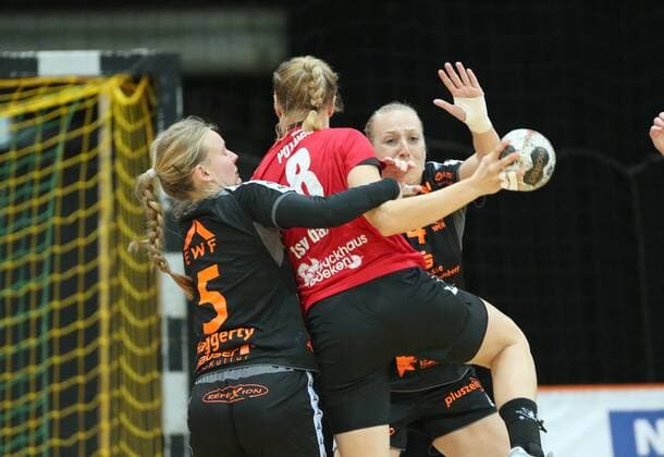 Tamara Haggerty Bad Wildungen 5 and Sabine Heusdens Bad Wildungen 4 are blocking an attack by Sally Potocki Leverkusen 8 in action Bayer 04 Leverkusen vs Bad Wildungen Vipers Handball Women 1 Bundesliga 12 11 2017 Leverkusen Copyright: xMarioxHommesx Eibner-Pressefotox EP_mhs