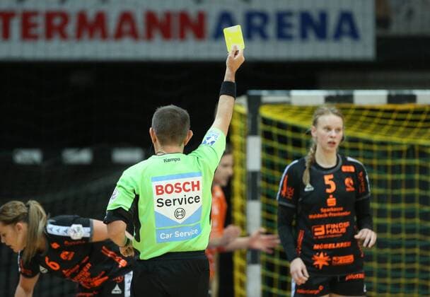 Tamara Haggerty Bad Wildungen 5 is shown the yellow card to the match Bayer 04 Leverkusen vs Bad Wildungen Vipers Handball Women 1 Bundesliga 12 11 2017 Leverkusen Copyright: xMarioxHommesx Eibner-Pressefotox EP_mhs