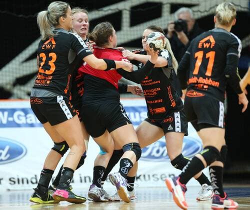 Laura Vasilescu Bad Wildungen 23 Tamara Haggerty Bad Wildungen 5 and Mariel Beugels Bad Wildungen 16 block an attack by Anna Seidel Leverkusen 4 right wing Miranda Schmidt Robben Bad Wildungen 11 at the match Bayer 04 Leverkusen vs Bad Wildungen Vipers Handball Women 1 Bundesliga 12 11 2017 Leverkusen Copyright: xMarioxHommesx Eibner-Pressefotox EP_mhs