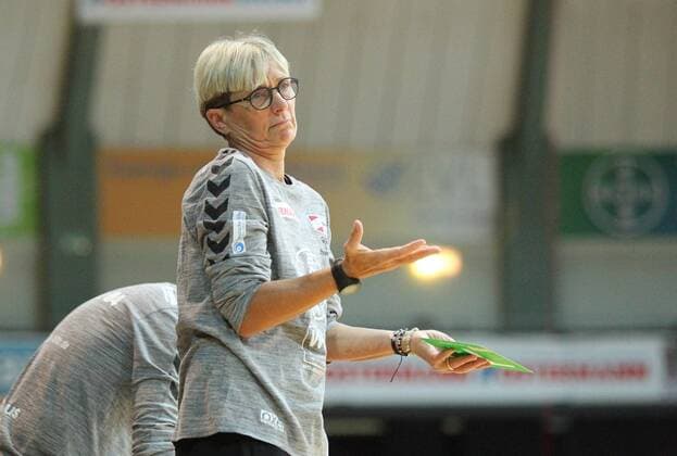 Head coach Renate Wolf Leverkusen looks questioningly at the referees at the match Bayer 04 Leverkusen vs Bad Wildungen Vipers Handball Women 1 Bundesliga 12 11 2017 Leverkusen Copyright: xMarioxHommesx Eibner-Pressefotox EP_mhs