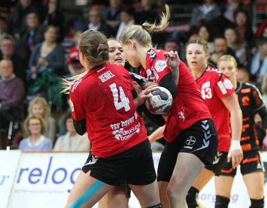 An attack by Miranda Schmidt Robben Bad Wildungen 11 is blocked by Anna Seidel Leverkusen 4 and one other player in the match Bayer 04 Leverkusen vs Bad Wildungen Vipers Handball Women 1 Bundesliga 12 11 2017 Leverkusen Copyright: xMarioxHommesx Eibner-Pressefotox EP_mhs