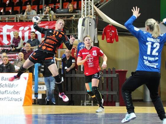 l Miranda Schmidt Robben Bad Wildungen 11 jumps into the circle and throws the ball Katja Kramarczyk Leverkusen 12 lurking for the ball in the background Jennifer Rode Leverkusen 43 at the match Bayer 04 Leverkusen vs Bad Wildungen Vipers Handball Women 1 Bundesliga 12 11 2017 Leverkusen Copyright: xMarioxHommesx Eibner-Pressefotox EP_mhs