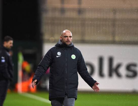 Stefan Lerch Coach coach Wolfsburg loudly gesticulating on the sidelines 171112 WOLFSBURG GERMANY Football Alliance Women Bundesliga 8 Gameday VfL Wolfsburg vs 1 FFC Frankfurt on 12 November 2017 in AOK Stadium in Wolfsburg Germany xPW001F2Px