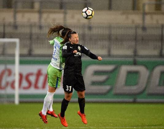 Heading duel between Sara Bjoerk Gunnarsdottir Wolfsburg 7 Tanja Pawollek 31 Frankfurt 171112 WOLFSBURG GERMANY Soccer Allianz Women Bundesliga 8 Gameday VfL Wolfsburg vs 1 FFC Frankfurt on 12 November 2017 in AOK Stadium in Wolfsburg Germany xPW001F2Px
