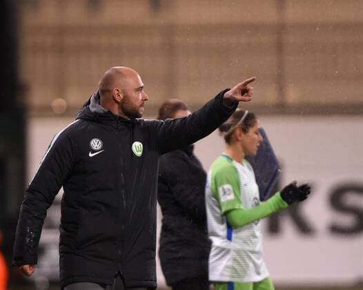 Stefan Lerch Coach coach Wolfsburg loudly gesticulating on the sidelines 171112 WOLFSBURG GERMANY Football Alliance Women Bundesliga 8 Gameday VfL Wolfsburg vs 1 FFC Frankfurt on 12 November 2017 in AOK Stadium in Wolfsburg Germany xPW001F2Px