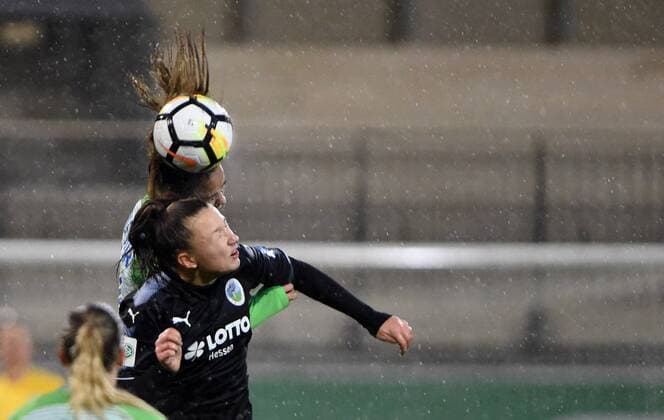 Head Coach duel between Lara Dickenmann Wolfsburg 21 and Tanja Pawollek 31 Frankfurt 171112 WOLFSBURG GERMANY Football Alliance Women Bundesliga 8 Gameday VfL Wolfsburg vs 1 FFC Frankfurt on 12 November 2017 in AOK Stadium in Wolfsburg Germany xPW001F2Px