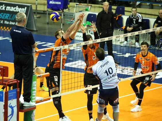 GER 1 VBL BR VOLLEYS VS SVG Lueneburg 12 11 2017 Max Schmeling Halle Berlin GER 1 VBL BR VOLLEYS SVG Lueneburg in the picture Sebastian Kuehner BR Volleys 10 Graham Vigrass BR Volleys 8 Matthias Pompe Lueneburg 10 nordphotox xEngler nph00076