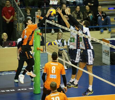 GER 1 VBL BR VOLLEYS VS SVG Lueneburg 12 11 2017 Max Schmeling Halle Berlin GER 1 VBL BR VOLLEYS VS SVG Lueneburg pictured Steven Marshall BR Volleys 2 Adam Kocian Lueneburg 8 Michel Schlien Lueneburg 14 nordphotox xEngler nph00076