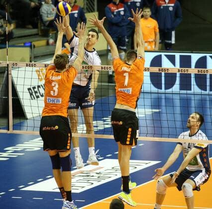 GER 1 VBL BR VOLLEYS VS SVG Lueneburg 12 11 2017 Max Schmeling Halle Berlin GER 1 VBL BR VOLLEYS VS SVG Lueneburg im Bild Robert Kromm BR Volleys 3 Aleksander Okolic BR Volleys 1 Ryan Sclater Lueneburg 15 nordphotox xEngler nph00076