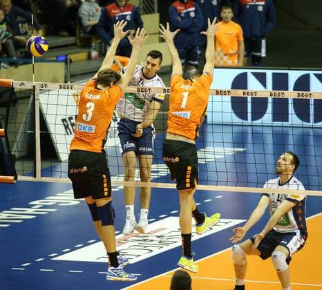 GER 1 VBL BR VOLLEYS VS SVG Lueneburg 12 11 2017 Max Schmeling Halle Berlin GER 1 VBL BR VOLLEYS VS SVG Lueneburg im Bild Robert Kromm BR Volleys 3 Aleksander Okolic BR Volleys 1 Ryan Sclater Lueneburg 15 nordphotox xEngler nph00076