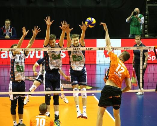 1 VBL BR VOLLEYS VS SVG Lueneburg 12 11 2017 Max Schmeling Halle Berlin GER 1 VBL BR VOLLEYS SVG Lueneburg in the picture Paul Carroll BR Volleys 12 Adam Kocian Lueneburg 8 Noah Baxpoehler Lueneburg 4 Cody Kessel Lueneburg 5 nordphotox xEngler nph00076