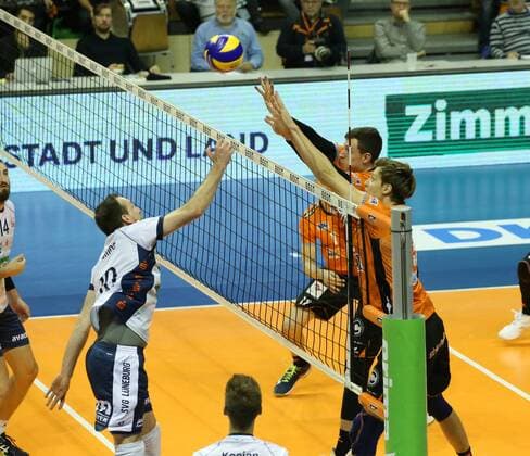 GER 1 VBL BR VOLLEYS VS SVG Lueneburg 12 11 2017 Max Schmeling Halle Berlin GER 1 VBL BR VOLLEYS VS SVG Lueneburg im Bild Robert Kromm BR Volleys 3 Graham Vigrass BR Volleys 8 ÄMatthias Pompe Lueneburg 10 nordphotox xEngler nph00076