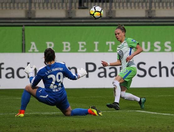 VfL vs Frankfurt Women Wolfsburg Germany 12 11 2017 FOOTBALL VfL Wolfsburg vs 1 FFC Frankfurt 1 Allianz Women Bundesliga Season 2017 18 Image shows goalkeeper Bryant Heaberlin Kremer 1 FFC Frankfurt Ewa Pajor VfL Wolfsburg Wolfsburg