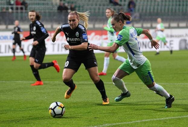VfL vs Frankfurt Women Wolfsburg Germany 12 11 2017 FOOTBALL VfL Wolfsburg vs 1 FFC Frankfurt 1 Allianz Women Bundesliga Season 2017 18 Picture shows Laura Störzel 1 FFC Frankfurt Ewa Pajor VfL Wolfsburg Wolfsburg