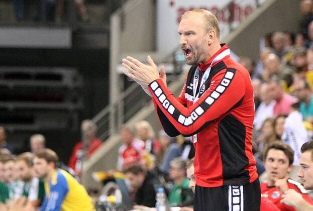 v left coach Hartmut Mayerhoffer SG BBM Bietigheim are gesturing instructions gesticulate gestures with the poor gives DKB 2 Handball Bundesliga SG BBM Bietigheim DJK Rimpar Wolves xfskrx