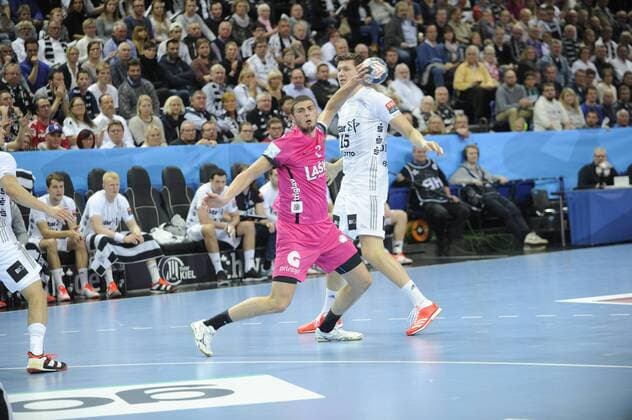 Branko Vujovic RK Celje vs. Christian Dissinger THW Kiel THW Kiel vs. RK Celje Handball EHF Champions League Group Stage 12 11 17 Kiel Schleswig Holstein Germany Sparkassen Arena Copyright: xAgentur54Gradx xJoergxLuehnx