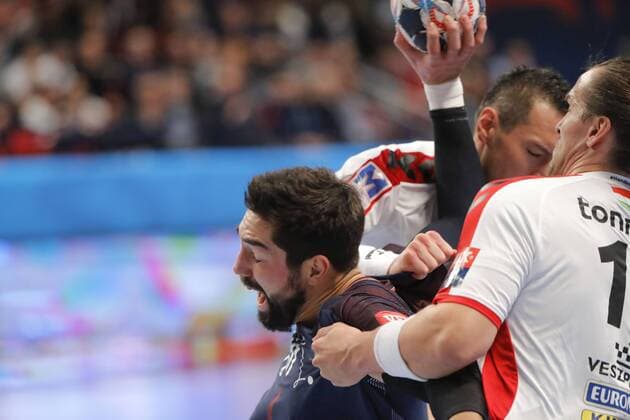 Handball, CL, Paris St. Germain - MKB Veszprem NIKOLA KARABATIC (PSG HANBALL), bloquer par la defense HANDBALL : PARIS SG Handball v VESZPREM - EHF CHAMPIONS LEAGUE Masculin - 12 11 2017 StephaneAllaman Panoramic 