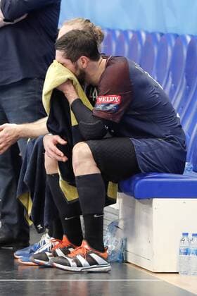 Handball, CL, Paris St. Germain - MKB Veszprem NIKOLA KARABATIC (PSG HANBALL), sur le banc de touche avec la serviette sur le visage HANDBALL : PARIS SG Handball v VESZPREM - EHF CHAMPIONS LEAGUE Masculin - 12 11 2017 StephaneAllaman Panoramic 
