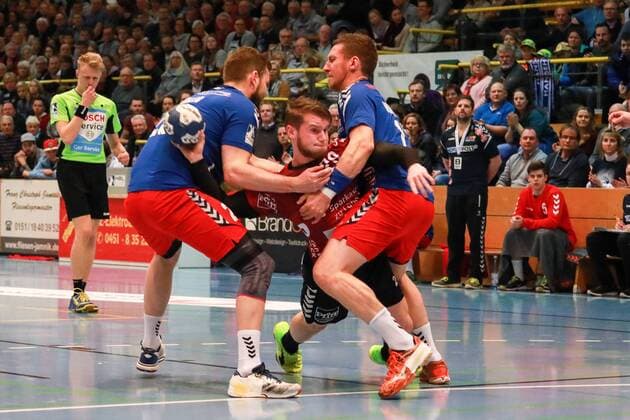Lübeck 12 November 2017 Sport Handball season 2017 2018 2 Bundesliga VfL Lübeck Schwartau Wilhelmshavener HV Claasen Tim Nr 28 VfL Luebeck Schwartau sits down against 2 Wilhelmshaven through