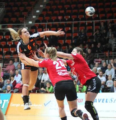 Anouk Nieuwenweg Bad Wildungen 6 throws at goal Anouk van de Wiel Leverkusen 24 and Jennifer Rode Leverkusen 43 are trying to block a throw during the match Bayer 04 Leverkusen vs Bad Wildungen Vipers Handball Women 1 Bundesliga 12 11 2017 Leverkusen Copyright: xHommes Eibner-Pressefotox EP_MHS