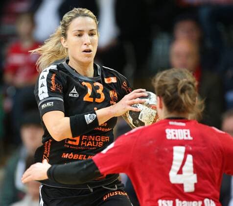 Laura Vasilescu Bad Wildungen 23 runs Anna Seidel Leverkusen 4 at match Bayer 04 Leverkusen vs Bad Wildungen Vipers Handball Women 1 Bundesliga 12 11 2017 Leverkusen Copyright: xHommes Eibner-Pressefotox EP_MHS