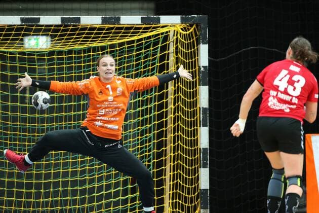 Rinka Duijnadam Bad Wildungen 1 holds the toss of Jennifer Rode Leverkusen 43 at the match Bayer 04 Leverkusen vs Bad Wildungen Vipers Handball Women 1 Bundesliga 12 11 2017 Leverkusen Copyright: xHommes Eibner-Pressefotox EP_MHS