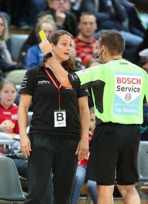 Coach Tessa Bremmer Bad Wildungen is shown the yellow card at the match Bayer 04 Leverkusen vs Bad Wildungen Vipers Handball Women 1 Bundesliga 12 11 2017 Leverkusen Copyright: xHommes Eibner-Pressefotox EP_MHS