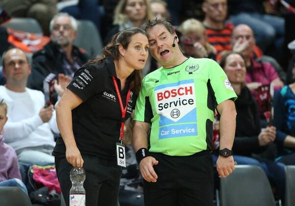 Coach Tessa Bremmer Bad Wildungen discusses with the referee at the match Bayer 04 Leverkusen vs Bad Wildungen Vipers Handball Women 1 Bundesliga 12 11 2017 Leverkusen Copyright: xHommes Eibner-Pressefotox EP_MHS