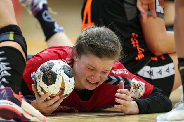 Franziska Mietzner Leverkusen 6 is lying on the ground with a pained face at the match Bayer 04 Leverkusen vs Bad Wildungen Vipers Handball Women 1 Bundesliga 12 11 2017 Leverkusen Copyright: xHommes Eibner-Pressefotox EP_MHS