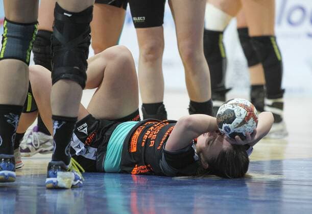 Anouk Nieuwenweg Bad Wildungen 6 is beaten to the bottom after a clash with Bayer 04 Leverkusen vs Bad Wildungen Vipers Handball Women 1 Bundesliga 12 11 2017 Leverkusen Copyright: xHommes Eibner-Pressefotox EP_MHS