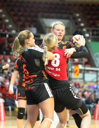 Anouk Nieuwenweg Bad Wildungen 6 and Tamara Haggerty Bad Wildungen 5 are blocking the attack by Kim Berndt Leverkusen 18 at the match Bayer 04 Leverkusen vs Bad Wildungen Vipers Handball Women 1 Bundesliga 12 11 2017 Leverkusen Copyright: xHommes Eibner-Pressefotox EP_MHS