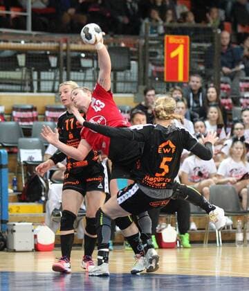 Miranda Schmidt Robben Bad Wildungen 11 and Tamara Haggerty Bad Wildungen 5 try to block the attack of Jennifer Rode Leverkusen 43 at the match Bayer 04 Leverkusen vs Bad Wildungen Vipers Handball Women 1 Bundesliga 12 11 2017 Leverkusen Copyright: xHommes Eibner-Pressefotox EP_MHS