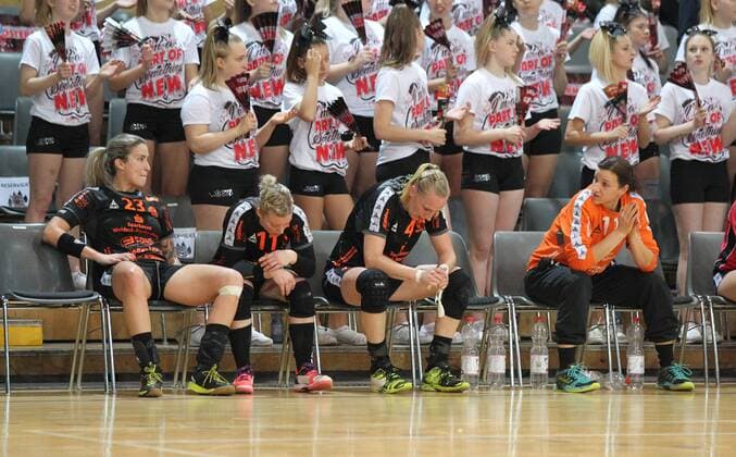 l Laura Vasilescu Bad Wildungen 23 Miranda Schmidt Robben Bad Wildungen 11 Sabine Heusdens Bad Wildungen 4 and Manuela Bruetsch Bad Wildungen 12 are disappointed in the field after the match Bayer 04 Leverkusen vs Bad Wildungen Vipers Handball Women 1 Bundesliga 12 11 2017 Leverkusen Copyright: xHommes Eibner-Pressefotox EP_MHS