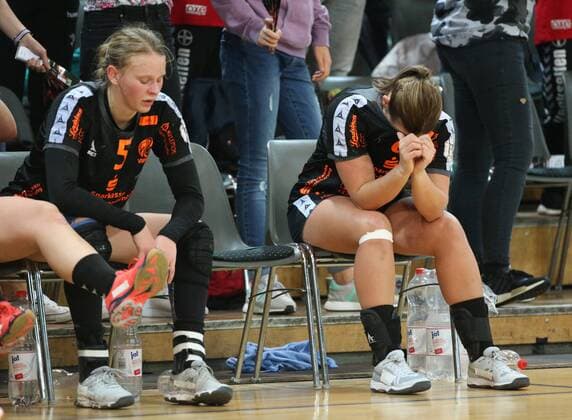 Tamara Haggerty Bad Wildungen 5 and Mariel Beugels Bad Wildungen 16 sit disappointed on the bench after the match Bayer 04 Leverkusen vs Bad Wildungen Vipers Handball Women 1 Bundesliga 12 11 2017 Leverkusen Copyright: xHommes Eibner-Pressefotox EP_MHS